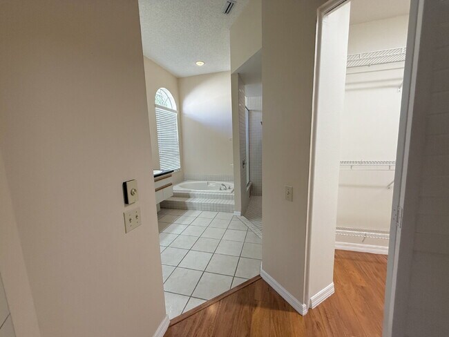 Building Photo - 3107 Westridge Dr