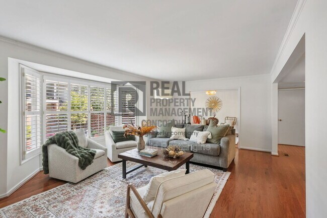 Building Photo - 5025 Hillsboro Pike