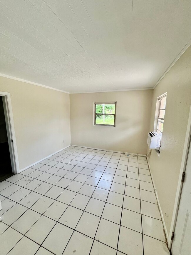 Building Photo - Winter Haven 1BR/1BA Duplex; NO APPLICATIO...