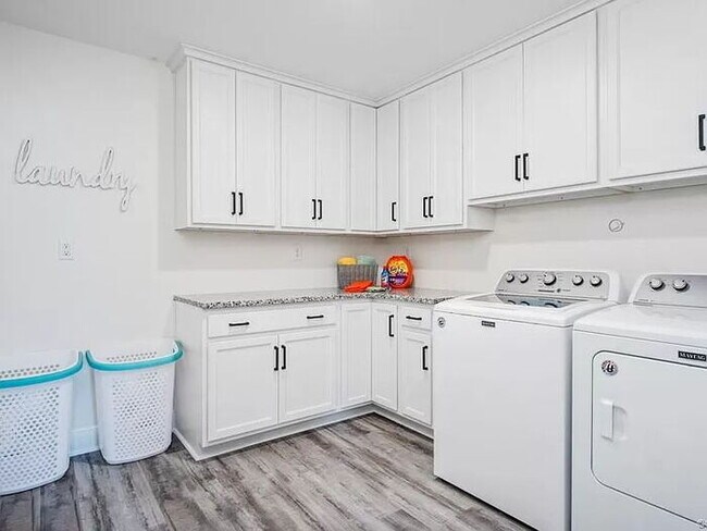 Building Photo - 2206 Adelay Dr