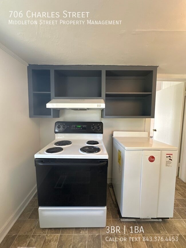 Building Photo - 706 Charles St