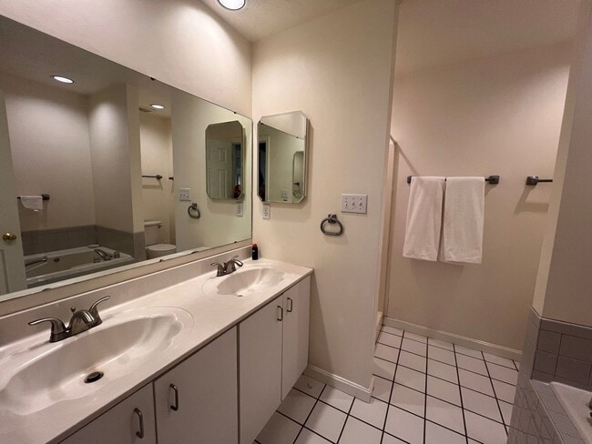 Building Photo - Beautiful Townhome in Private cul-de-sac i...
