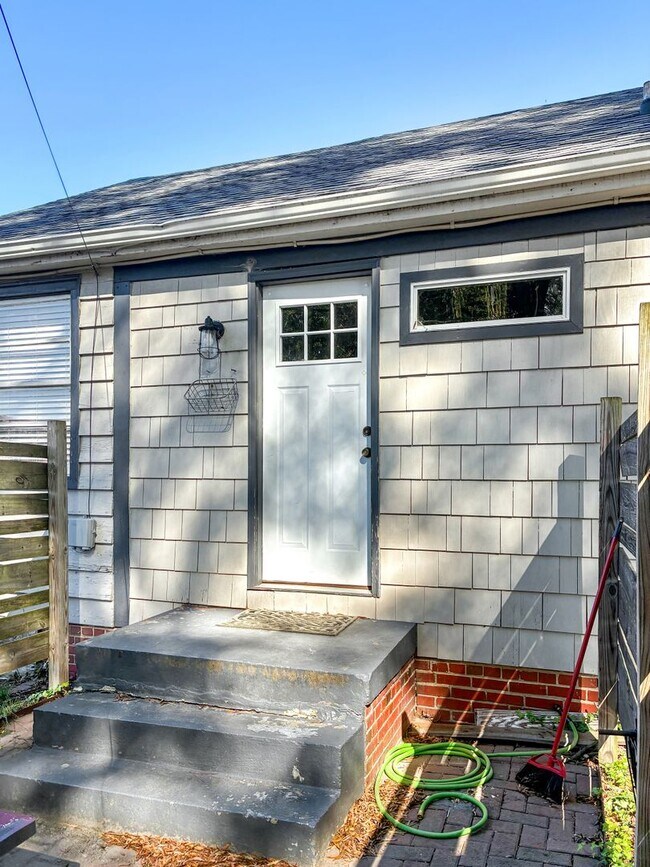 Building Photo - Newly Remodeled 3 Bedroom Home - Northside...