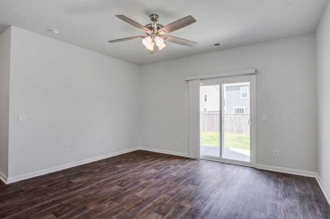 Building Photo - 104 Sunray Ln