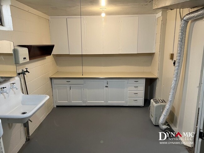 Building Photo - Updated 4+ Bedroom, 2 Bathroom House with Garage and Fenced Backyard