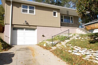 Building Photo - 3 Bed Home | 67th & Blondo