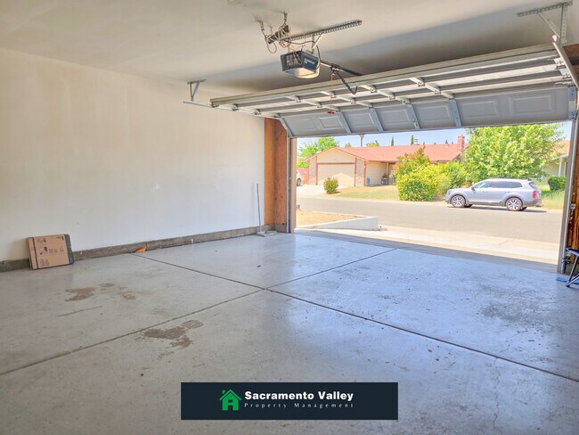 Building Photo - 8440 Sierra Sunset Dr