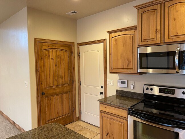 Building Photo - Gorgeous home in Orem