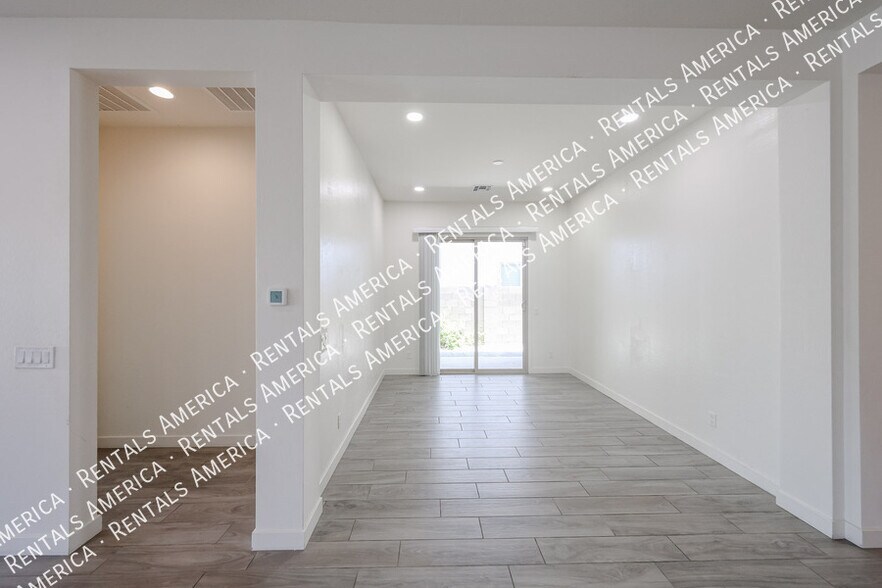 Building Photo - 1530 E San Carlos Way