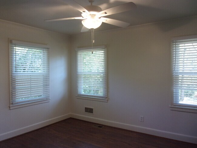 Building Photo - 304 Oak Dr