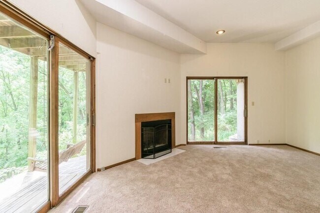 Building Photo - 4702 Dover Dr