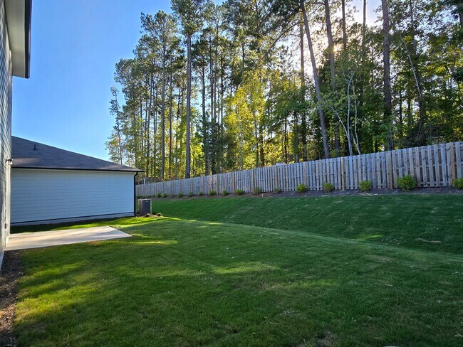 Building Photo - Approx 2700sqft, 5 bed / 3 bath featuring ...