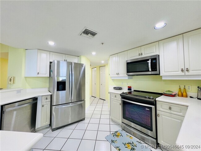 Building Photo - 5051 N Hwy A1A
