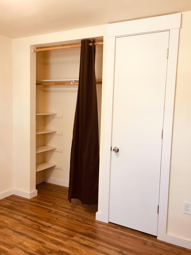 Building Photo - 4550 Lakeshore Blvd