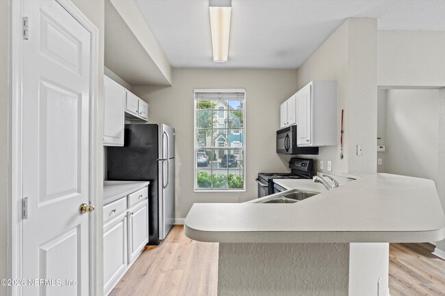 Building Photo - 13700 Richmond Park Dr N