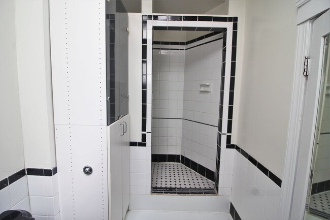 Building Photo - 2026/2027 JHU Off-campus housing for 2019 5bd/2ba w/ W/D! Available 6/15/26