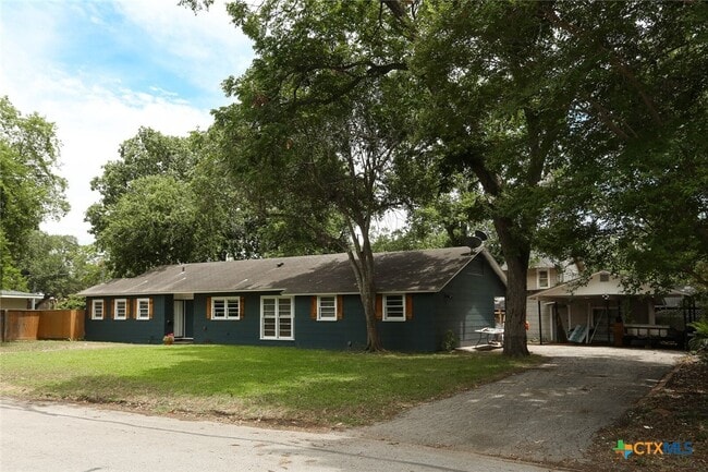 Building Photo - 621 Hackberry St