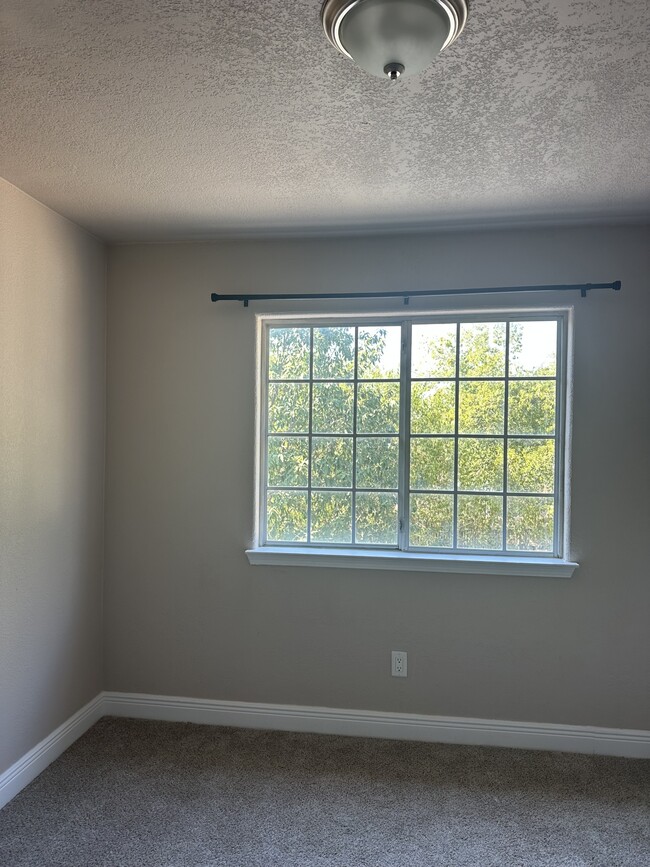 Building Photo - 701 Meadow Top