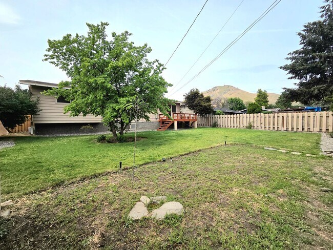 Building Photo - ** Oversized 4-Bedroom House w/ 2-Car Garage, & Fenced Backyard in a great Wenatchee Neighborhood!