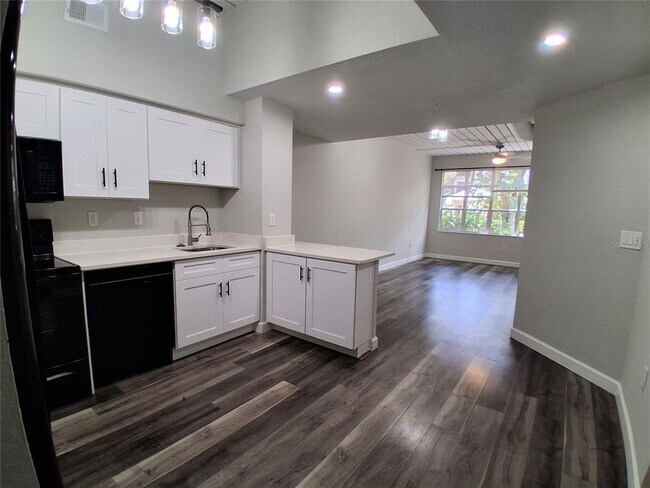 Building Photo - 2402 W Azeele St