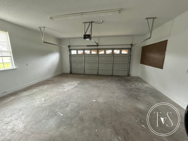 Building Photo - 1825 Lawnwood Dr