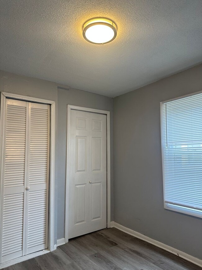 Building Photo - Welcome to this charming 3-bedroom, 1-bath...