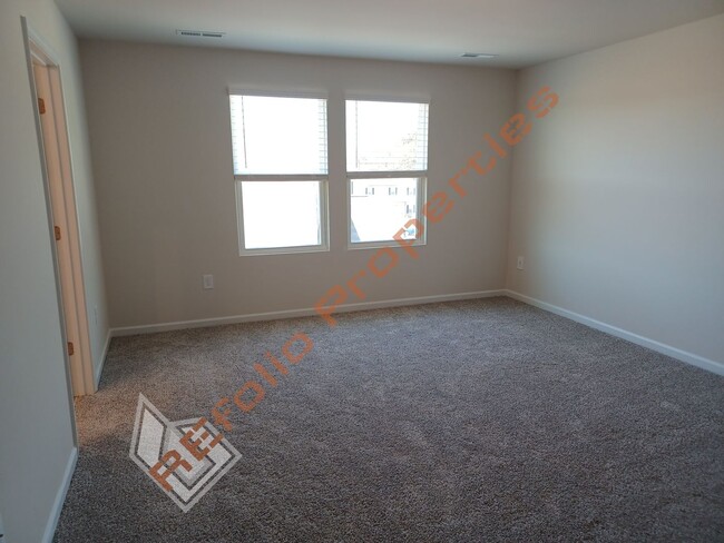 Building Photo - Bright and Airy! 5 Bedrooms 3 Bathrooms Ho...