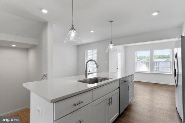 Building Photo - 233 Clifton Mnr