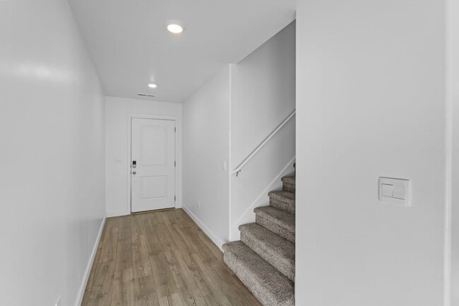 Building Photo - Comfortable and Spacious 4-Bedroom Townhom...