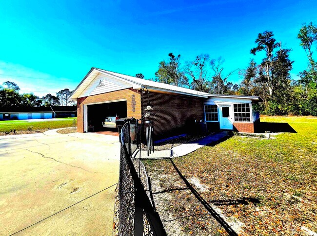 Building Photo - 102 S Claire Dr
