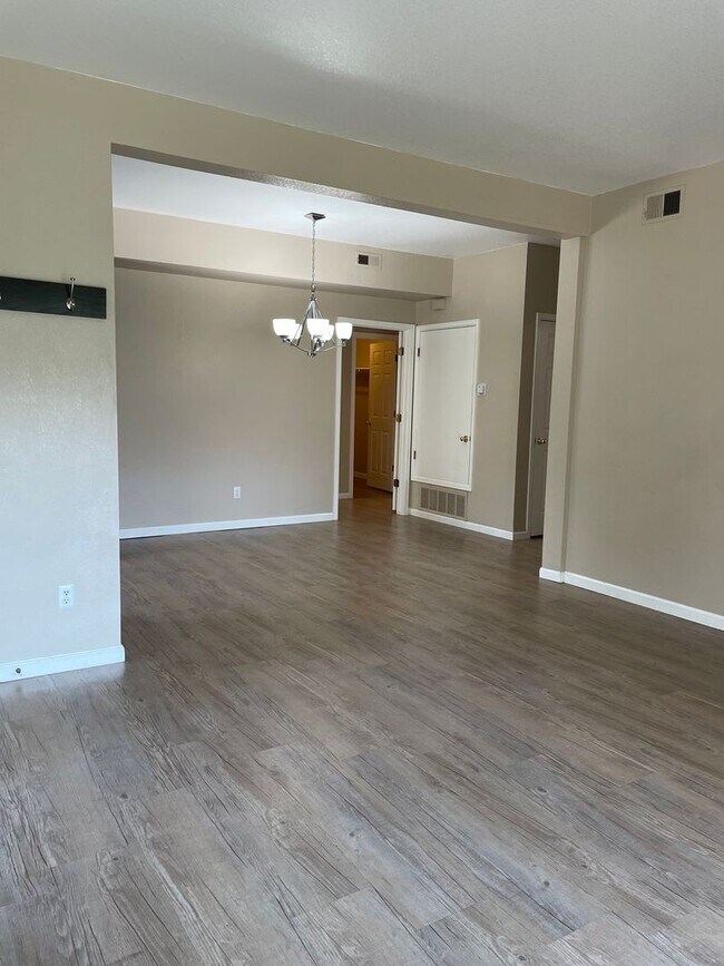 Building Photo - 5225 White Willow Dr