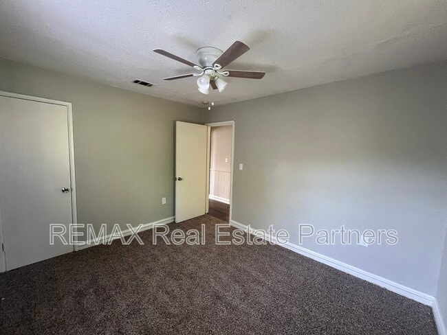 Building Photo - 201 Rosewood Dr