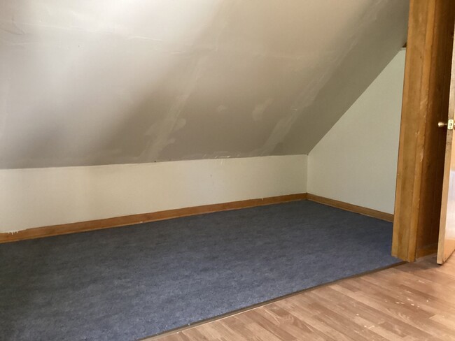 Building Photo - 3 Bedroom Single Family Home with Off stre...