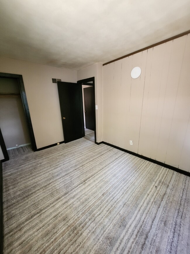 Building Photo - 2116 W Kettelle St