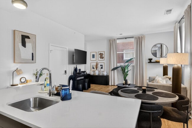 Building Photo - 1424 N Park Pl