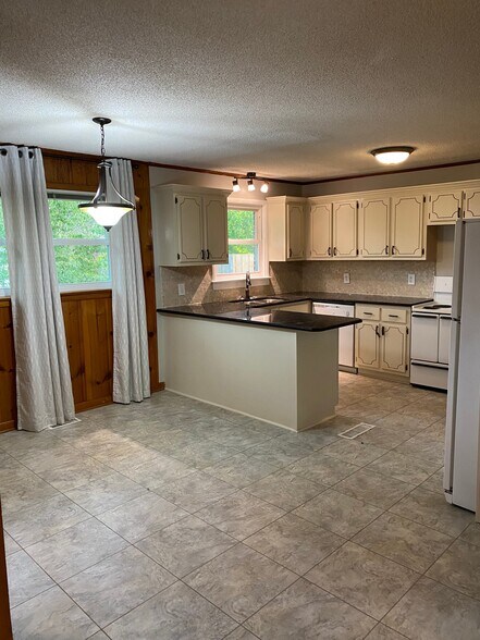 Building Photo - 117 Camellia Dr