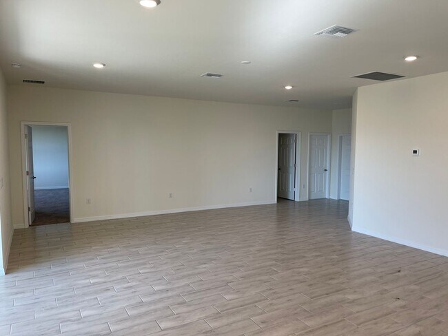 Building Photo - Stunning and spacious Single Family Home!