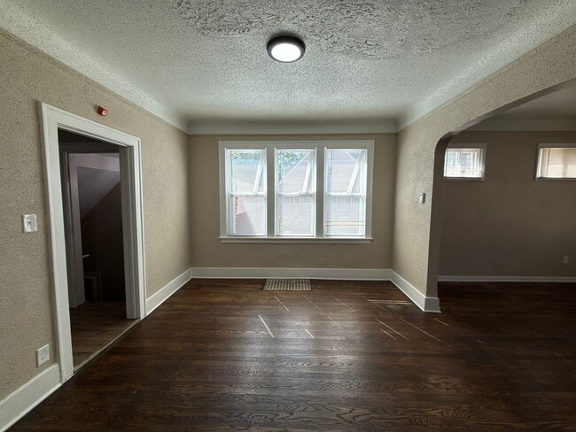 Building Photo - Fully Renovated 5-Bedroom Home – Move-In R...