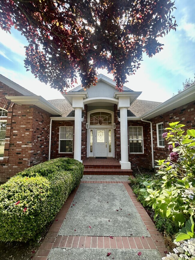 Building Photo - 560 E Maberry Dr