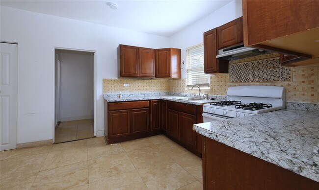 Building Photo - 120 N Edgewood St