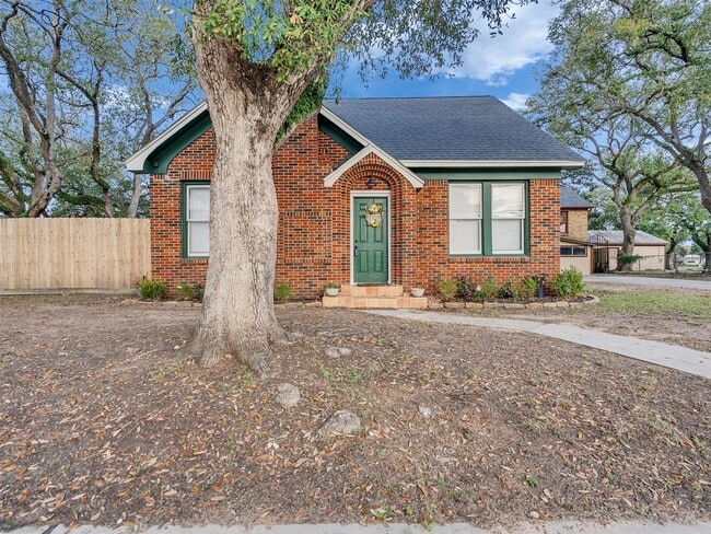 Building Photo - 414 N Avenue C