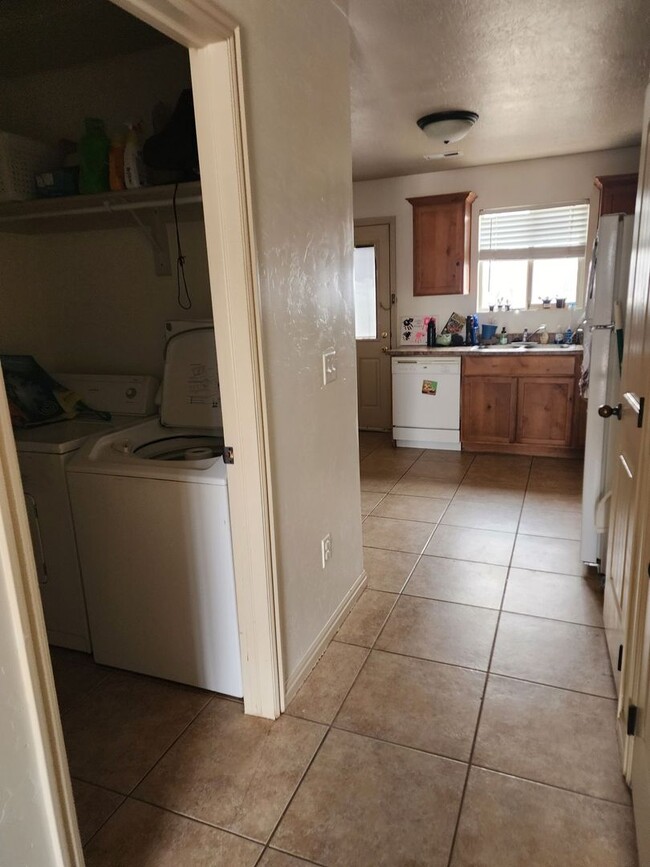 Building Photo - Charming Twinhome