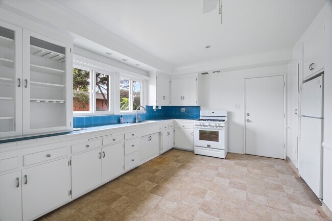 Building Photo - 4105 Irving Pl