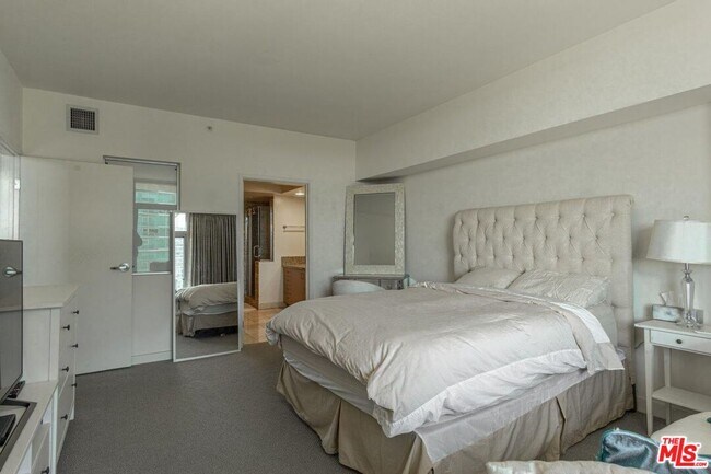 Building Photo - 13700 Marina Pointe Dr