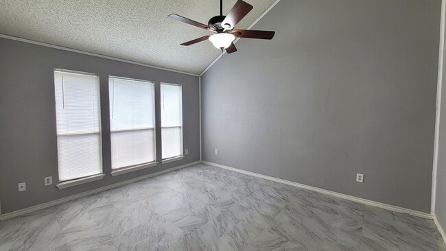 Building Photo - 6925 Fawn Ridge Dr