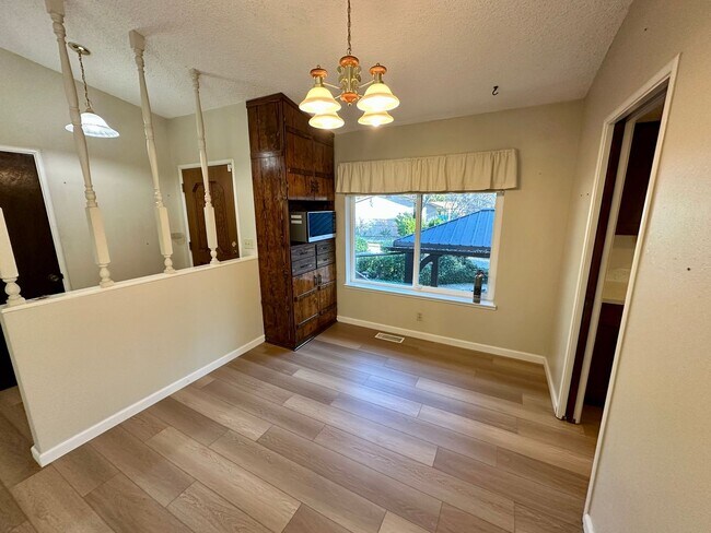 Building Photo - charming 3-bedroom, 2-bathroom