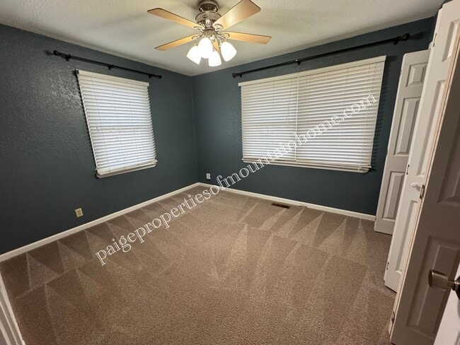 Building Photo - Village Green Home