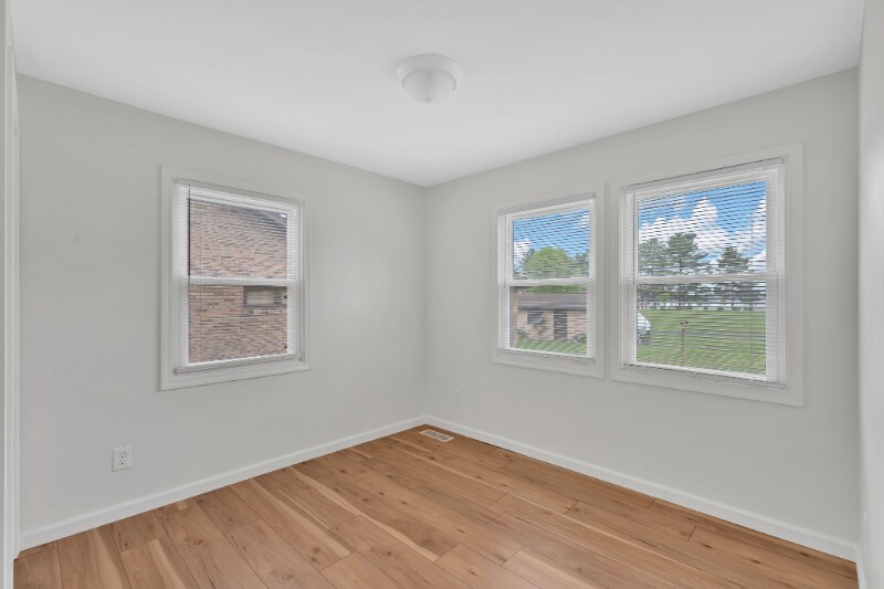 Building Photo - 1561 Redwood Dr