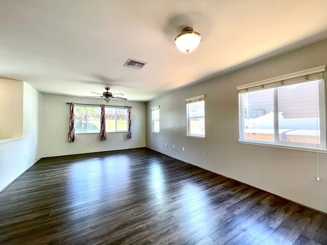 Building Photo - For Rent – Renovated 3BR/2BA Townhouse in ...