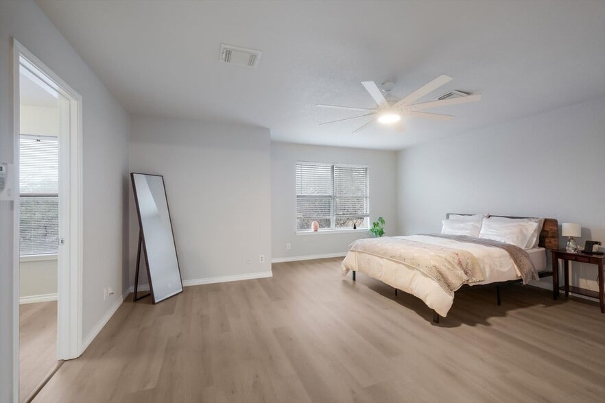 Building Photo - 834 Quitman Oak